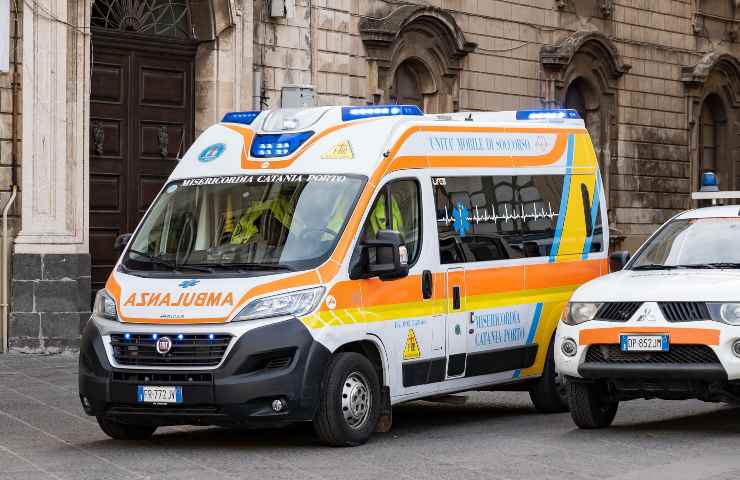 ambulanza scritta allo specchio