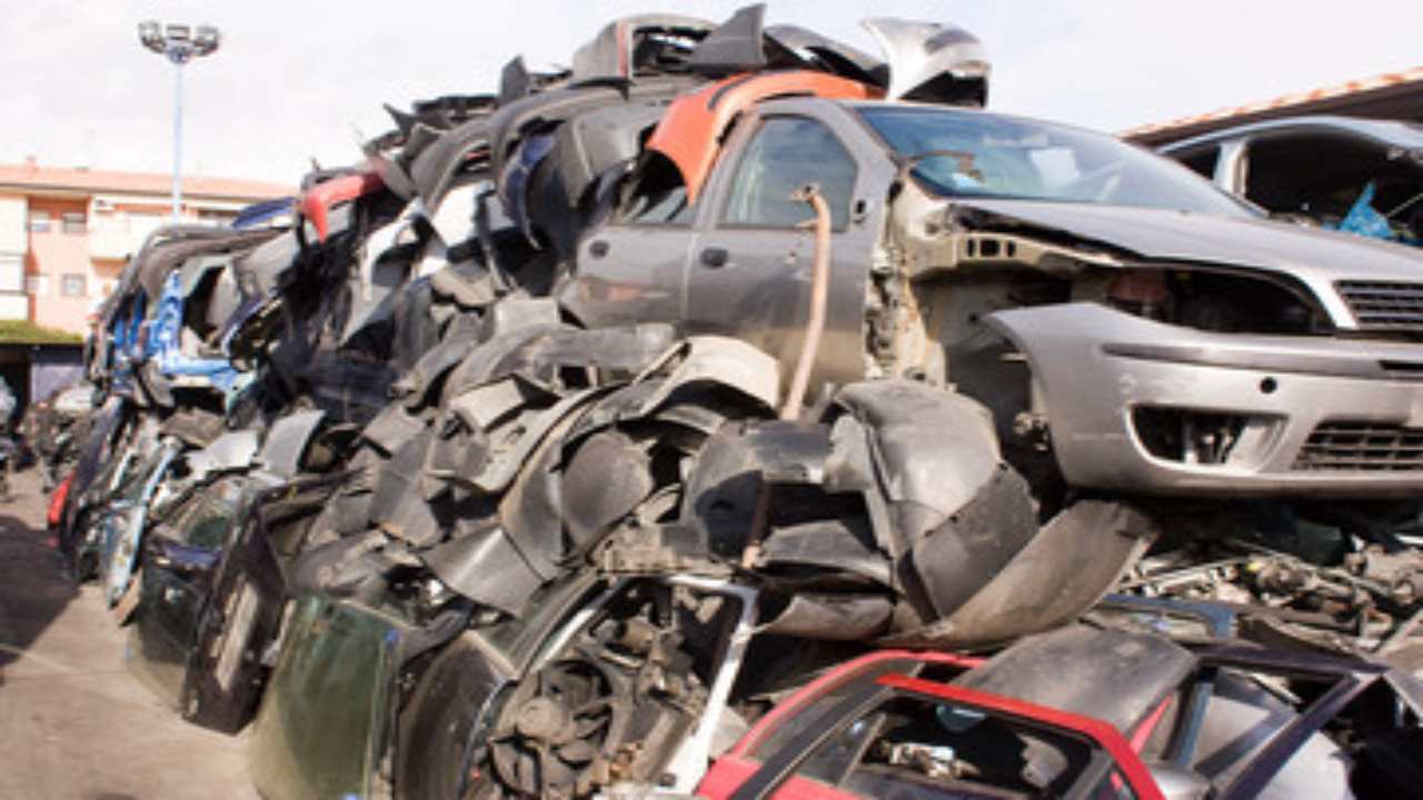 Rottamazione auto costi e cosa serve per farlo