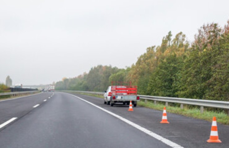 corsia emergenza auto ferma