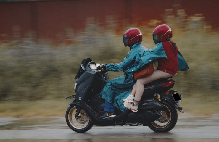 guida dello scooter sotto la pioggia 