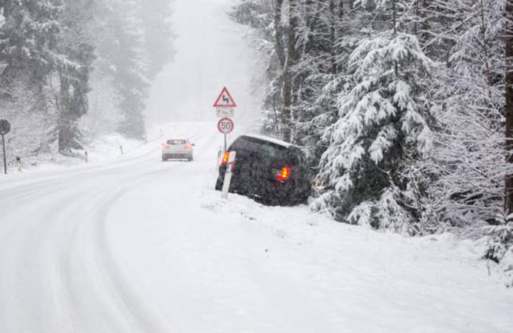 Strada innevata sinistro