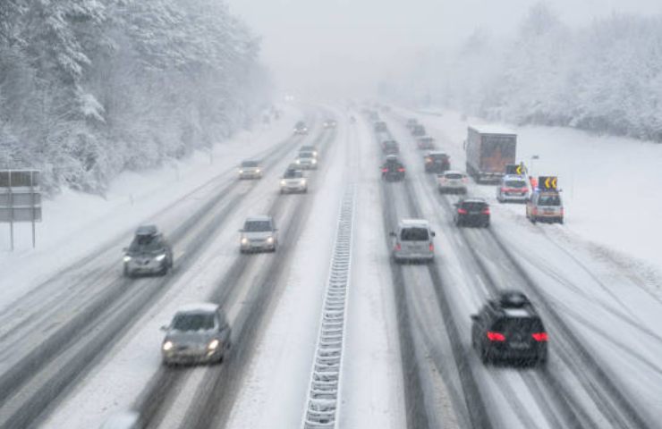 Strada innevata sinistro 