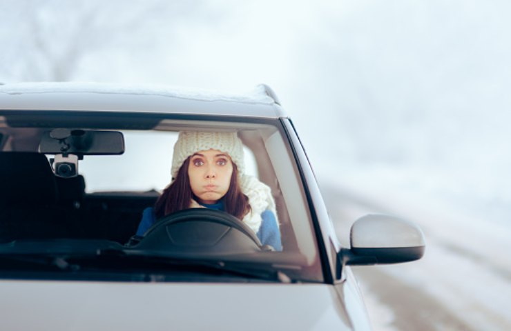 auto tempesta di neve cosa fare