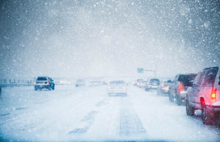 auto tempesta di neve cosa fare