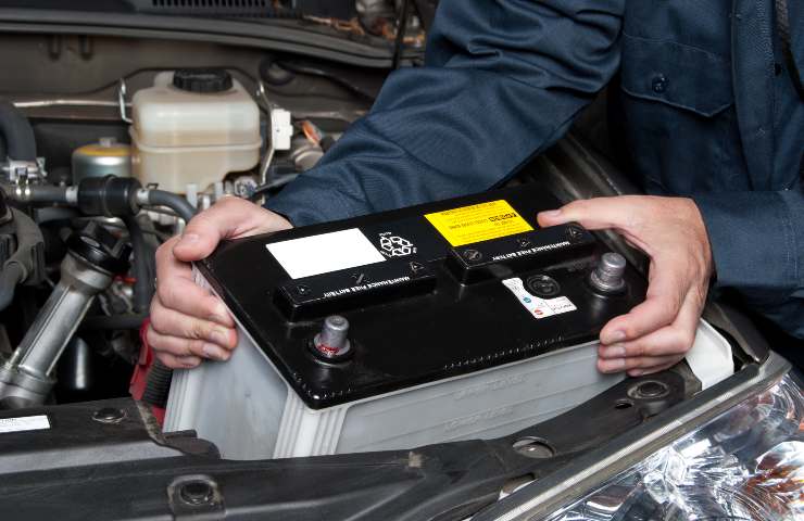 auto batteria scarica segnali