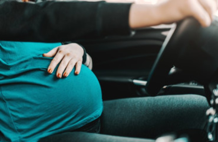 donna incinta guida