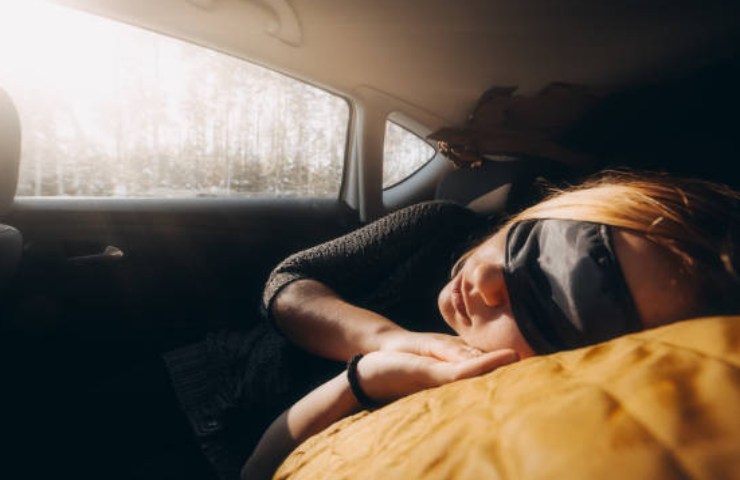 dormire in auto illegale