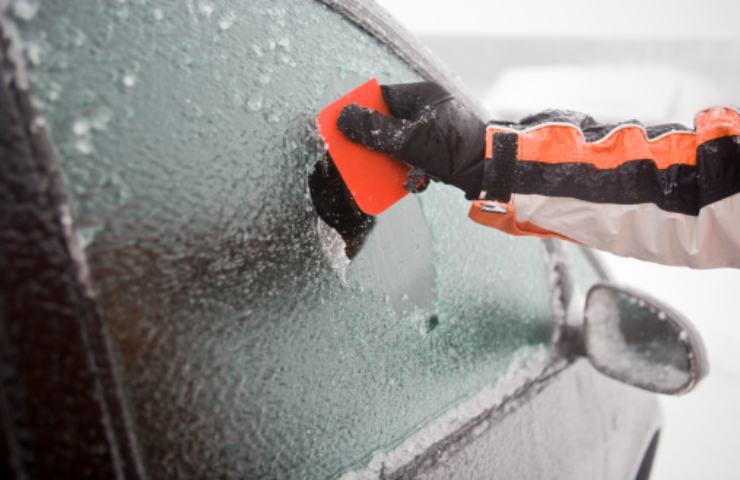 auto finestrini ghiacciati cosa fare