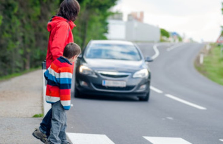 attraversare fuori strisce pedonali 