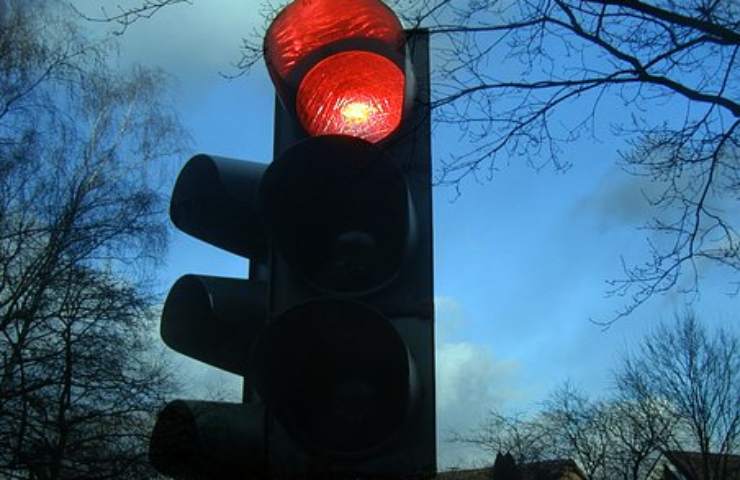 semaforo rosso sanzione per infrazione