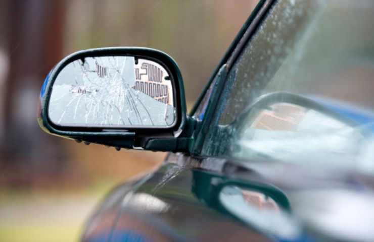 specchietto auto rotto cosa fare